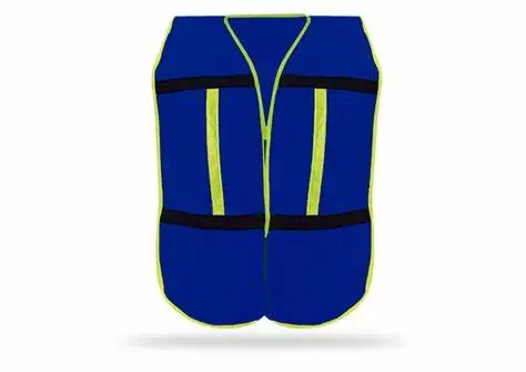 Un chaleco de seguridad azul con rayas amarillas reflectantes y ribete negro, aislado sobre un fondo blanco. el chaleco tiene un cierre de cremallera frontal y no tiene mangas.
