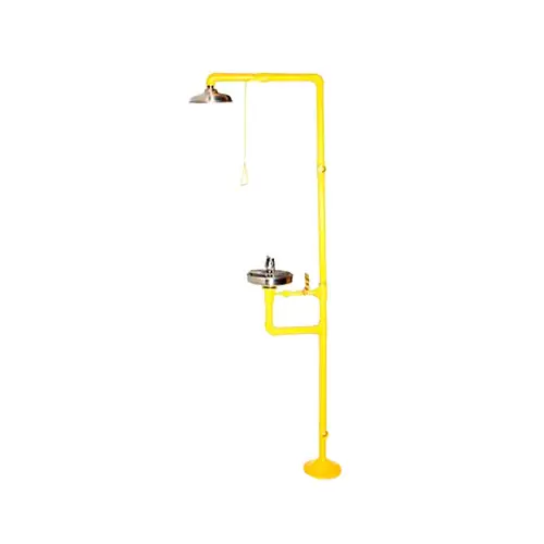 Estación de ducha y lavaojos de emergencia de color amarillo con tirador para la ducha y palanca para el lavaojos, sobre un fondo blanco liso.