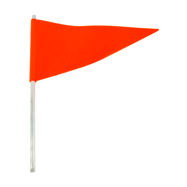 Una bandera triangular naranja unida a un poste metálico, aislada sobre un fondo blanco. la bandera parece resistente, adecuada para usos en exteriores, como marcar lugares.