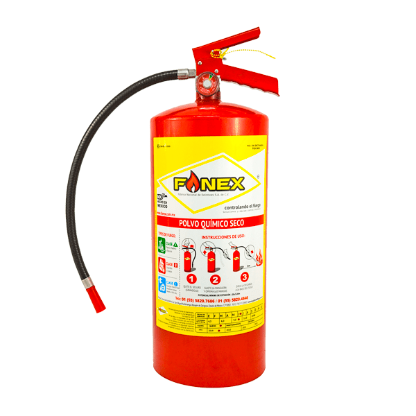 Un extintor rojo con manguera negra y una etiqueta en español que dice "polvo químico seco", y muestra varios íconos de seguridad e instrucciones de uso.