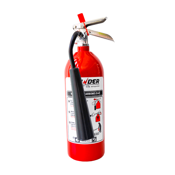 Un extintor de incendios rojo se alza sobre un fondo blanco. Cuenta con una etiqueta con instrucciones e ilustraciones, un manómetro en la parte superior y una manguera negra con una boquilla adherida a un costado.