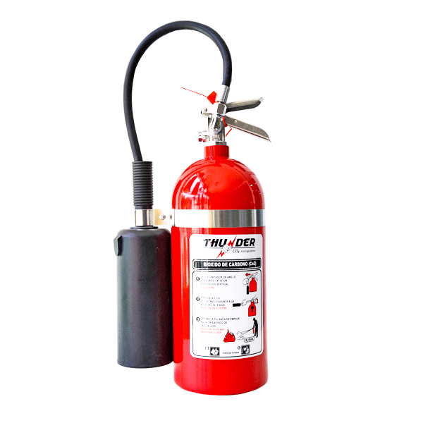 Un extintor de incendios rojo con una manguera y una boquilla negras conectadas. Cuenta con un manómetro en la parte superior e instrucciones en la etiqueta. la marca "trueno" aparece de forma destacada en el frente.
