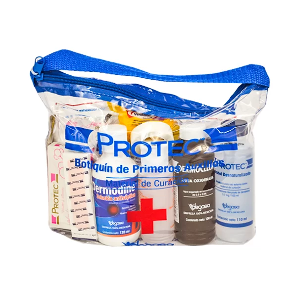 Un botiquín de primeros auxilios transparente con cremallera y con la etiqueta "protec" que contiene diversos suministros médicos como vendas, toallitas antisépticas, un rollo de cinta adhesiva y una botella de solución, todo visiblemente dispuesto para un acceso rápido.