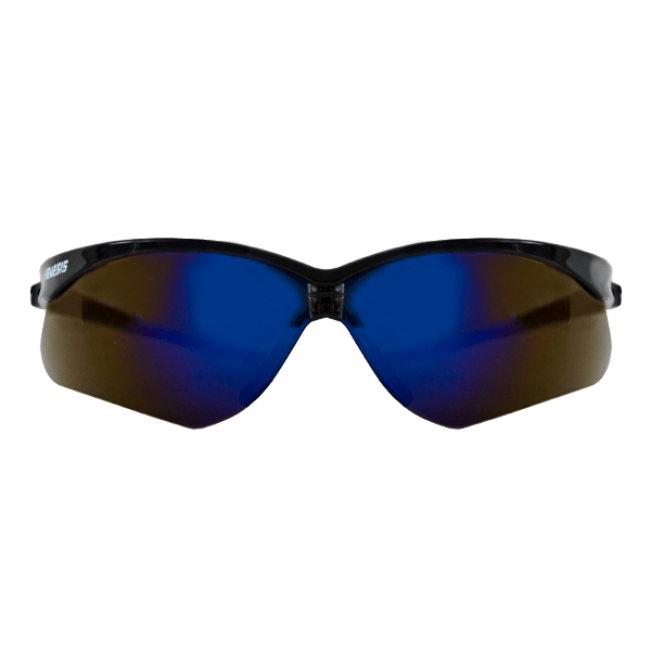 Un par de gafas de sol envolventes con montura negra brillante y lentes tintadas de azul, aisladas sobre un fondo blanco. La marca "bolle" es visible en el brazo lateral.