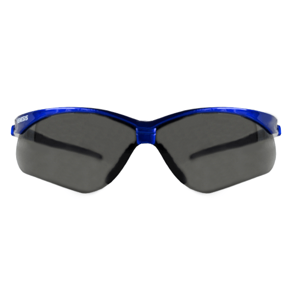 Un par de elegantes gafas de sol de estilo deportivo con montura azul brillante y lentes grises polarizadas, que se muestran sobre un fondo blanco liso. El logo de la marca es visible en los lados de las monturas.