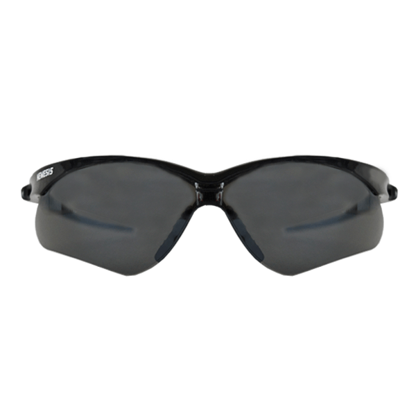 Un par de gafas de sol negras elegantes y envolventes con lentes tintados oscuros y el logotipo de la marca "jefe" en el brazo izquierdo, sobre un fondo blanco liso.