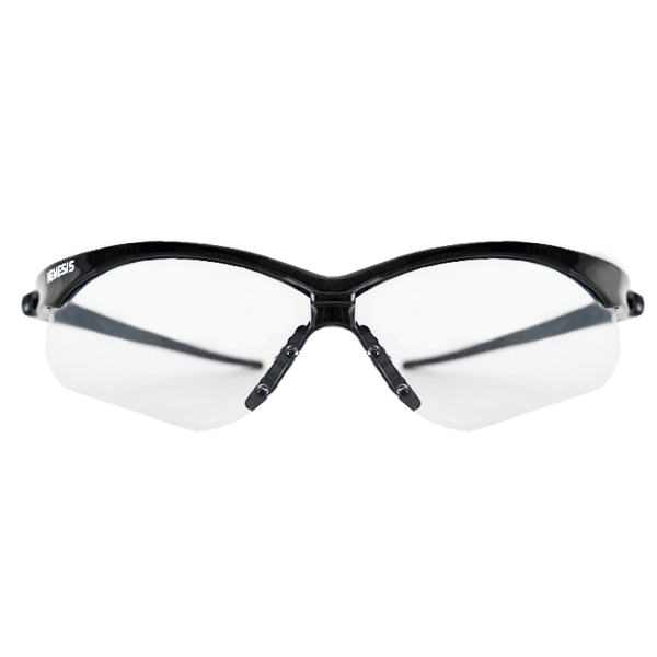 Un par de gafas de seguridad negras de estilo moderno con lentes transparentes y un logotipo en la patilla izquierda, sobre un fondo blanco.