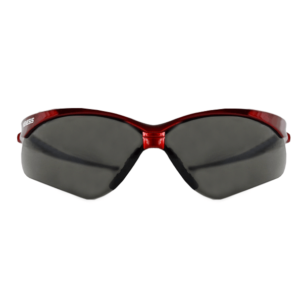 Un par de elegantes gafas de sol con lentes oscuros y una montura roja y negra brillante, que se muestran sobre un fondo blanco. el nombre de la marca "guess" es visible en el brazo lateral en texto blanco.