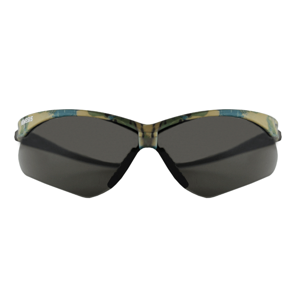 Un par de gafas de sol con estampado de camuflaje, un diseño elegante y lentes de color oscuro, vistas desde el frente sobre un fondo blanco liso. el marco presenta el texto "g865" en una fuente pequeña en la patilla izquierda.