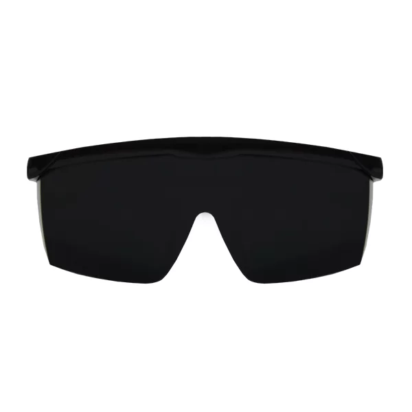 Un par de elegantes gafas de sol envolventes de color negro con un diseño suave y sin marco y patillas anchas y rectas, que se muestran sobre un fondo blanco.