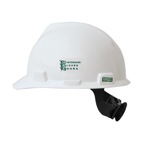Un casco blanco con una correa negra ajustable en la parte posterior. el frente muestra una pegatina de seguridad verde con el texto en español "mantengase seguro ahora" y el logotipo "msa".