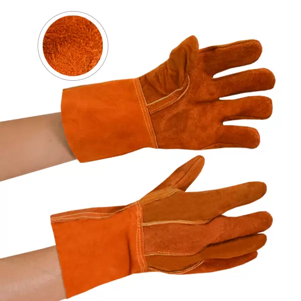 Un par de guantes de gamuza de color naranja exhibidos en manos humanas, que se extienden más allá de las muñecas. un círculo insertado muestra una textura en primer plano del material de gamuza. el fondo es blanco liso, destacando los guantes.