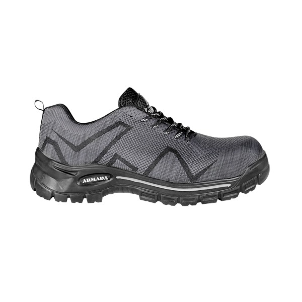 Un único zapato de trabajo gris con la marca Armada, con suela resistente y malla superior estampada, con cierre de cordones y un lazo en la parte posterior para facilitar su uso. la suela y la malla tienen detalles en gris y negro.