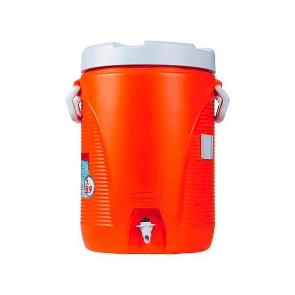 Nevera portátil aislada de color naranja brillante con tapa blanca y grifo frontal. Cuenta con asas laterales resistentes y logotipos de la marca visibles. colocado sobre un fondo blanco.