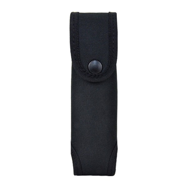Un bolso de nailon negro con diseño vertical, cerrado en la parte delantera con un botón a presión visible. Es probable que la bolsa se use para transportar artículos pequeños como una linterna o una herramienta múltiple.