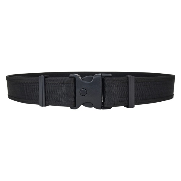 Sobre un fondo blanco se representa un cinturón táctico negro con una resistente hebilla de plástico. el cinturón cuenta con correas ajustables a cada lado de la hebilla para personalizarlo.