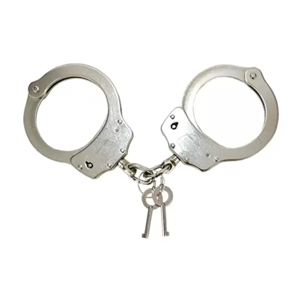 Un par de esposas metálicas conectadas por una cadena corta, con una pequeña llave unida a la cadena, sobre un fondo blanco liso.