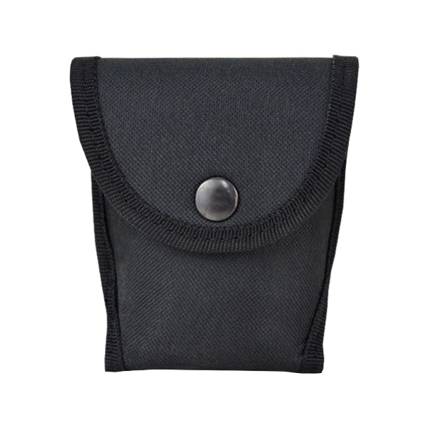 Una bolsa de tela negra con solapa frontal cerrada por un botón central metálico a presión, sobre un fondo blanco liso. la bolsa tiene una superficie texturizada y costuras visibles a lo largo de los bordes.