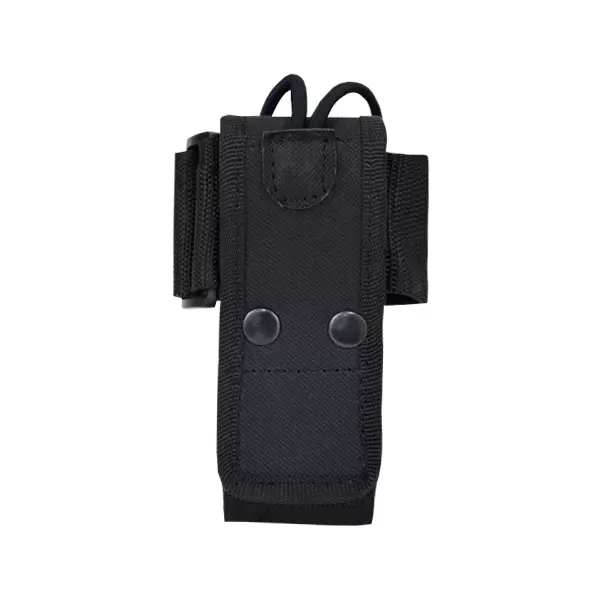 Esta es una imagen de una funda de nailon negro diseñada para sostener una herramienta o dispositivo, con dos botones a presión y un lazo en la parte superior para sujetarlo. Tiene correas laterales ajustables para un ajuste seguro.