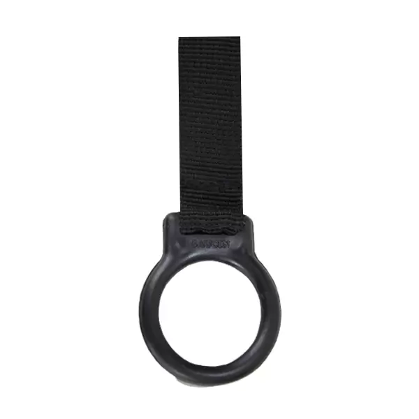 Una correa de nailon negro unida a un anillo de plástico negro sólido, exhibida sobre un fondo blanco. el anillo tiene la palabra "garmin" grabada en su superficie. El diseño de la correa y el anillo está pensado para mejorar la fijación o el agarre.