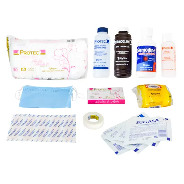 Una variedad de suministros médicos y de higiene que incluyen mascarillas faciales, vendas adhesivas y varios frascos etiquetados para higiene y cuidado de la piel, un paquete de toallas sanitarias y toallas comprimidas sobre un fondo blanco.