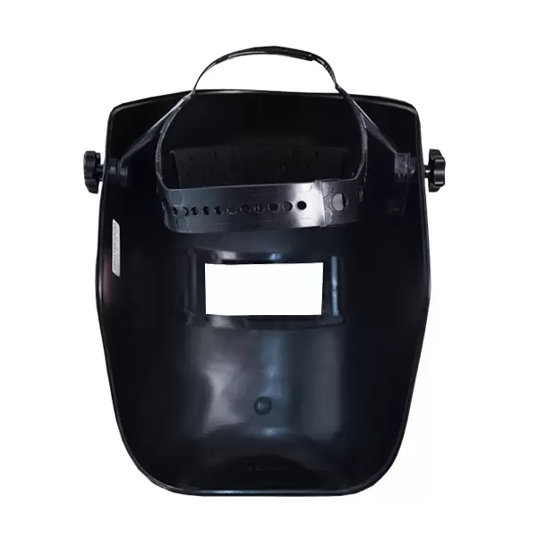 Un casco de soldadura negro con una correa ajustable para la cabeza y una ventana de visualización rectangular, aislado sobre un fondo blanco. El casco cuenta con varios orificios de ventilación en la parte superior para el flujo de aire.