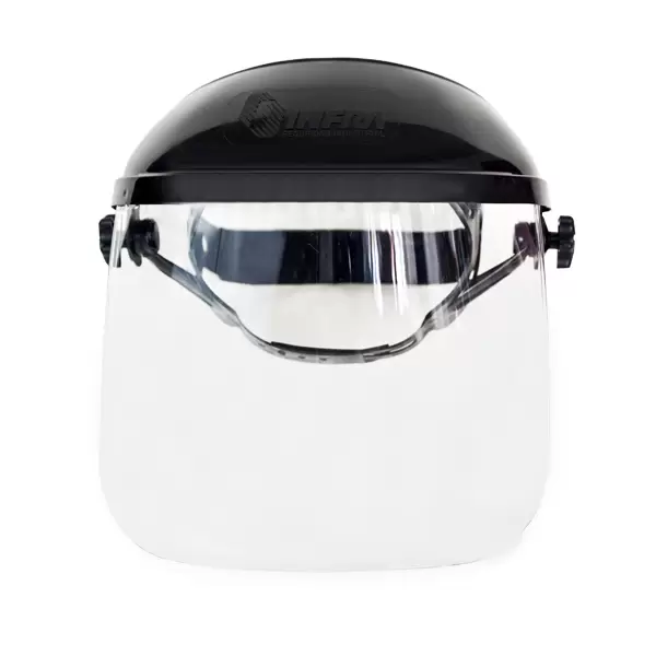 Protector facial compuesto por una visera transparente unida a una estructura tipo casco de color negro con un logo marcado en la parte superior, diseñado para seguridad industrial. la visera es ajustable, montada sobre un mecanismo con bisagras, sobre un fondo blanco.