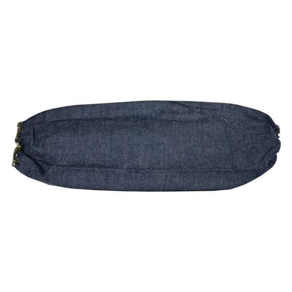 Una almohada cilíndrica de color azul oscuro con una cremallera en cada extremo, aislada sobre un fondo blanco.