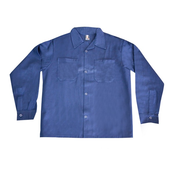 Una camisa de vestir azul marino con mangas largas, cuello puntiagudo y dos bolsillos en el pecho, expuesta sobre un fondo blanco. la camisa está abotonada y colocada plana para mostrar su diseño.