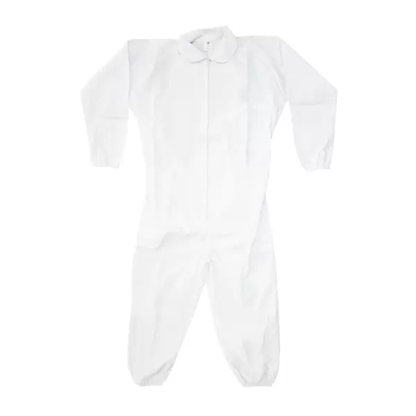 Un traje de protección blanco de cuerpo entero con cuello y cremallera central. Tiene manga larga y pantalón, diseñado para cobertura y seguridad en diversos ambientes.