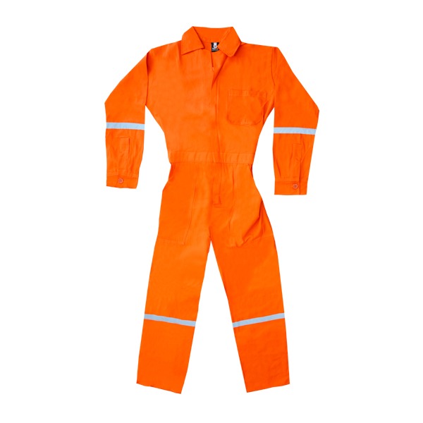 Un mono de seguridad de color naranja brillante con rayas plateadas reflectantes en brazos y piernas, colocado plano sobre un fondo blanco. el traje tiene escote con cuello, bolsillo en el pecho y cremallera frontal.