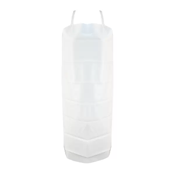 Una linterna de papel cilíndrica blanca con un diseño acanalado, vista desde el frente sobre un fondo blanco sin costuras. la linterna parece liviana y está equipada con un asa superior para colgar.