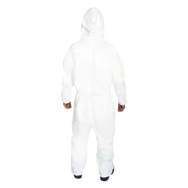 Una persona vestida con un traje protector blanco de cuerpo entero con capucha, vista desde atrás, de pie sobre un fondo blanco. el traje cubre al individuo completamente, incluyendo la cabeza y los pies.