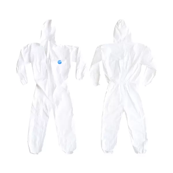 Dos trajes protectores desechables blancos exhibidos sobre un fondo blanco liso. el traje de la izquierda se coloca con los brazos y las piernas abiertos, mientras que el de la derecha está de pie con los brazos hacia abajo.