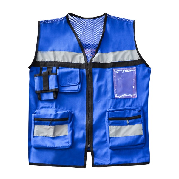 Un chaleco de seguridad azul brillante con múltiples bolsillos y franjas reflectantes plateadas, con una sección de malla en la parte superior. está desabrochado y se muestra sobre un fondo blanco.