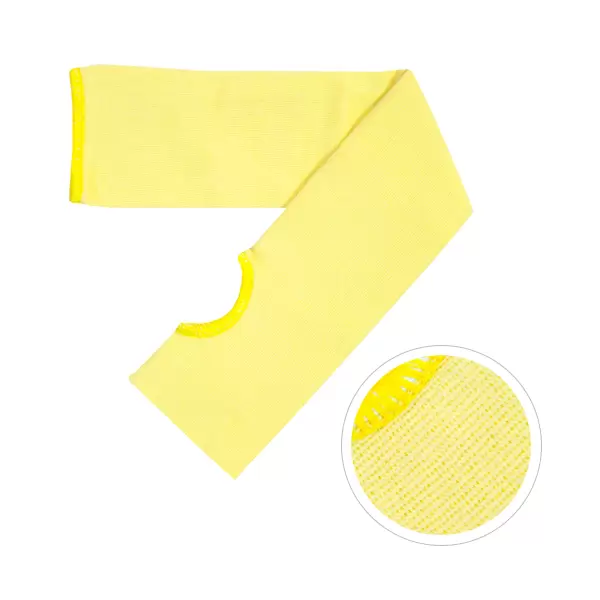 Una corbata con textura amarilla aislada sobre un fondo blanco, que se muestra plana con el extremo estrecho enrollado. una vista de primer plano insertada muestra la textura detallada de la tela.