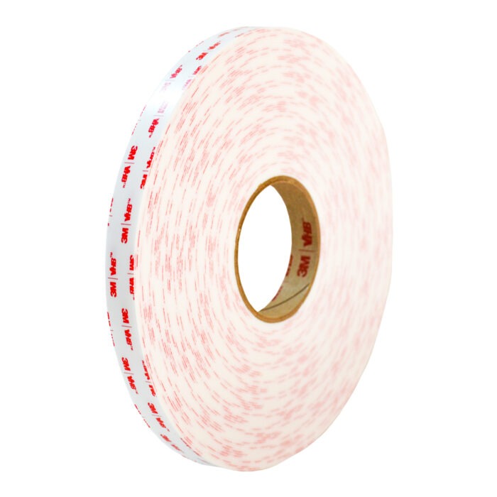 Un rollo de cinta adhesiva de doble cara con texto rojo que se repite a lo largo, aislado sobre un fondo blanco. la cinta muestra un patrón visible de la capa adhesiva.