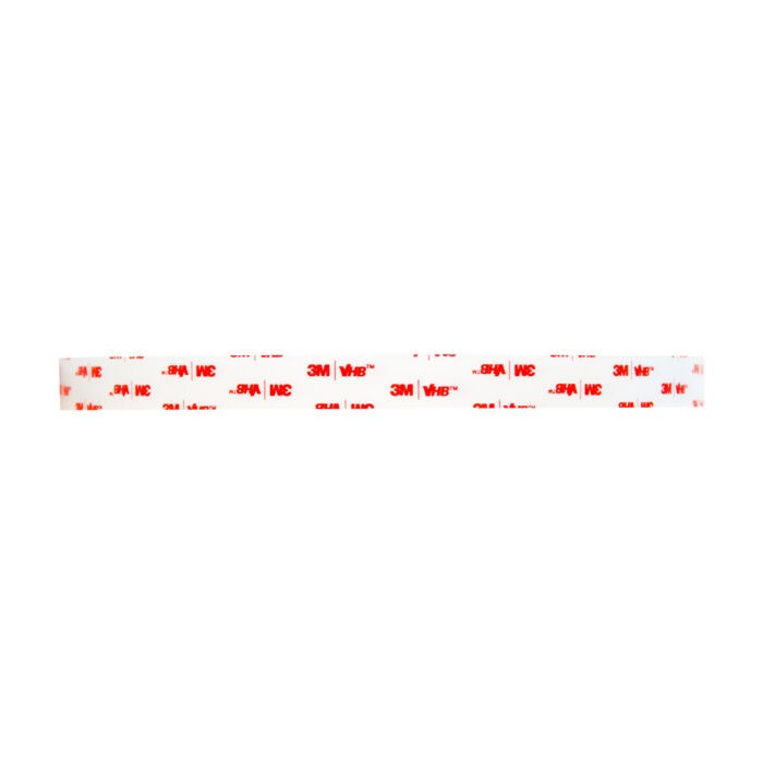 La imagen muestra una tira de cinta adhesiva roja de doble cara de la marca 3m, vista sobre un fondo blanco, que muestra logotipos "3m" repetidos a lo largo de su longitud.