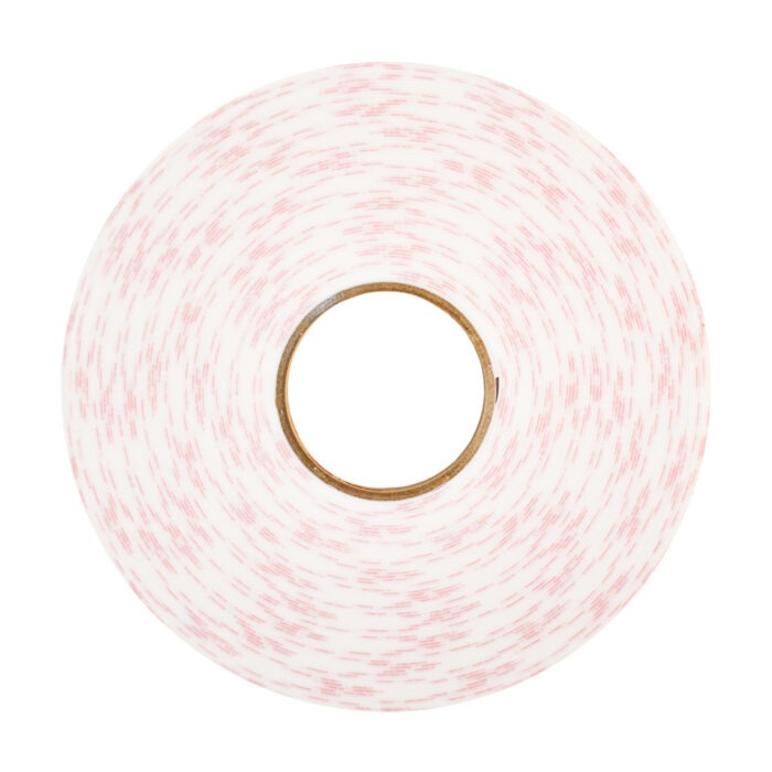 Un rollo de cinta adhesiva moteada de blanco y rojo visto desde arriba, que muestra los círculos concéntricos de las capas alrededor de un tubo de cartón central. los colores sugieren un patrón ligeramente moteado en todo el rollo.