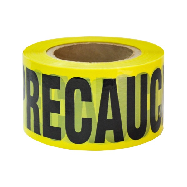 Un rollo de cinta de precaución amarilla con letras negras en negrita que deletrean "recaución" envuelta alrededor de un núcleo de cartón, aislado en un fondo blanco.