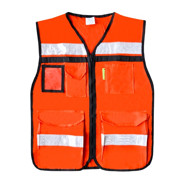 Chaleco de seguridad de color naranja brillante con rayas plateadas reflectantes, con múltiples bolsillos y ribete negro, sobre un fondo blanco.