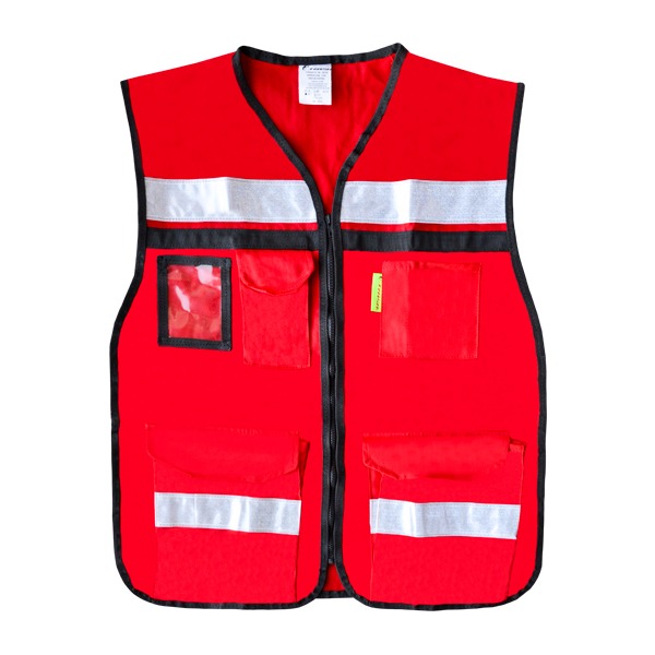 Chaleco de seguridad rojo con rayas plateadas reflectantes, con múltiples bolsillos y un soporte de identificación transparente, sobre un fondo blanco.