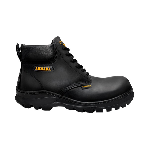 Una bota de trabajo de cuero negro con la marca "armada" en texto amarillo en el costado. La bota cuenta con cierre de cordones, soporte acolchado para el tobillo y una suela gruesa y resistente para mayor agarre.