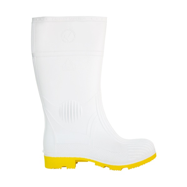 Una bota de goma blanca con suela amarilla. la bota presenta una marca en relieve cerca de la parte superior y un diseño decorativo cerca del tobillo, que contrasta con su superficie lisa.