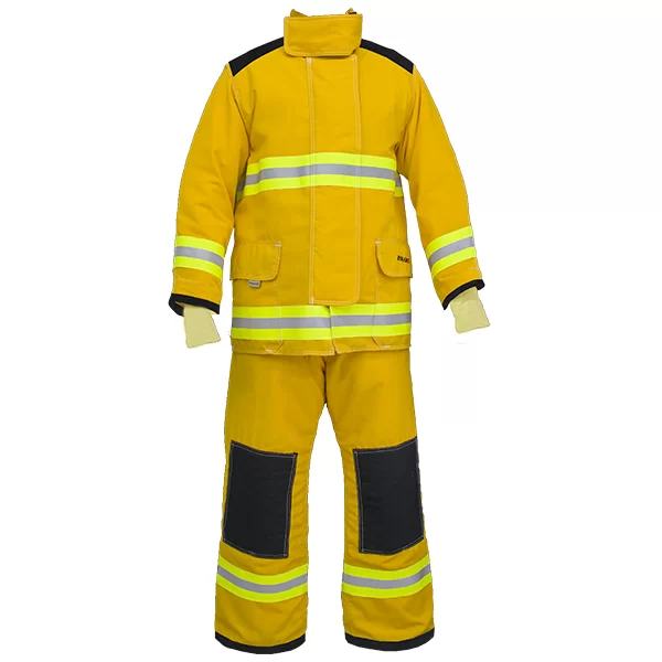 Uniforme de bombero que consta de chaqueta y pantalón amarillos con franjas reflectantes plateadas y amarillas, rodilleras negras y guantes. la chaqueta tiene cuello elevado y múltiples bolsillos.