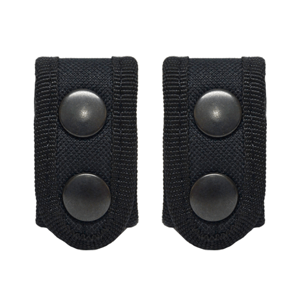 Dos bandas de tela elástica negra, cada una con dos botones a presión paralelos de color negro mate. las bandas tienen forma rectangular y parecen idénticas, sobre un fondo blanco.