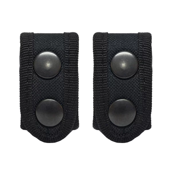 Dos bandas de tela elástica negra, cada una con dos botones a presión paralelos de color negro mate. las bandas tienen forma rectangular y parecen idénticas, sobre un fondo blanco.