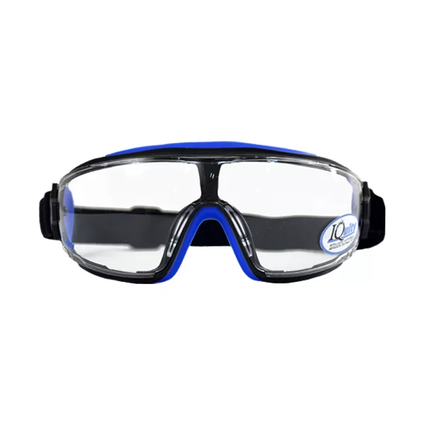 Gafas protectoras de seguridad con lentes transparentes, montura azul y correa negra ajustable, colocadas sobre un fondo blanco. Las gafas cuentan con ventilación lateral y marca en la lente izquierda.