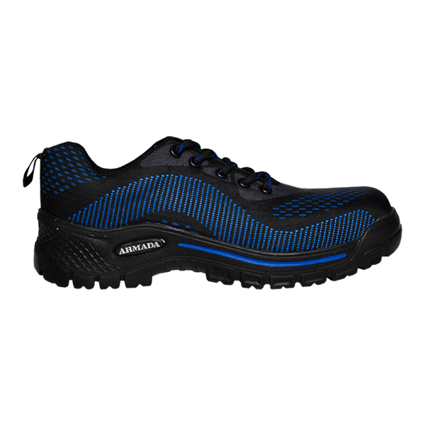 Zapato de seguridad negro y azul con suela texturizada y costuras vistas. El zapato cuenta con paneles tipo malla para mayor transpirabilidad y un lazo en el talón para facilitar su uso. el nombre "armada" se muestra en el lateral.
