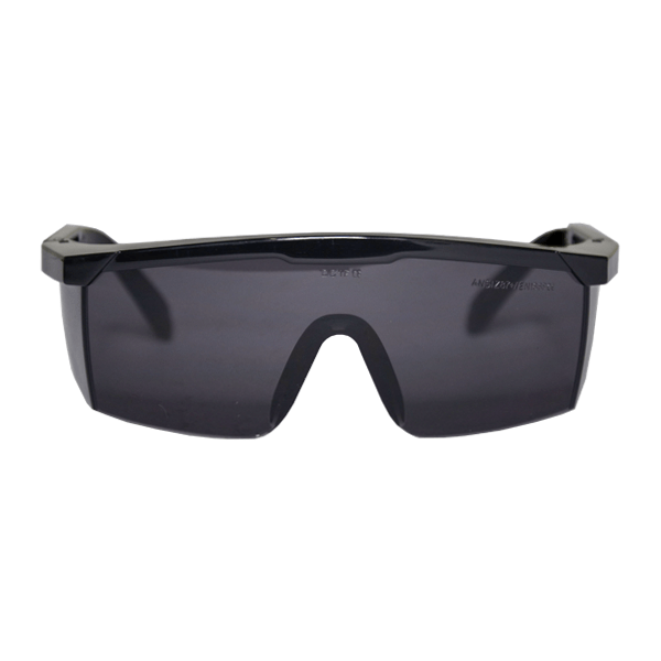 Un par de gafas de sol envolventes, elegantes y modernas, con montura negra brillante y lentes de color oscuro. el puente de la nariz y la zona de las sienes no tienen marco, lo que realza el diseño minimalista, y las gafas presentan sutiles marcas de la marca.